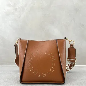 Stella Logo Mini Umhängetasche Hobo mit Prägestruktur und Nieten, Pekannuss Taschen_Stella McCartney_Taschen