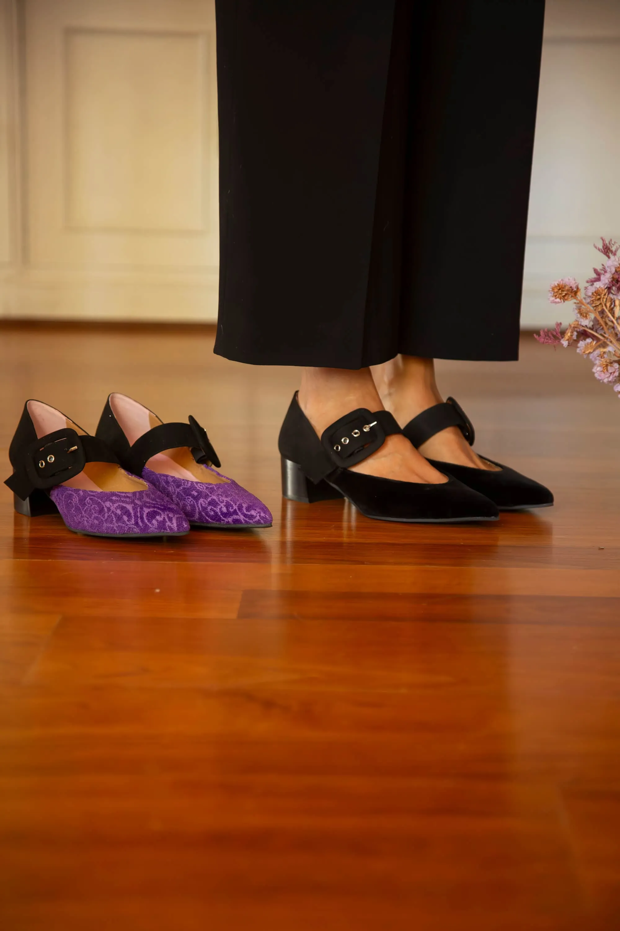 Tulip Öko-Suede Vegane Absatz-Sandalen | Schwarz