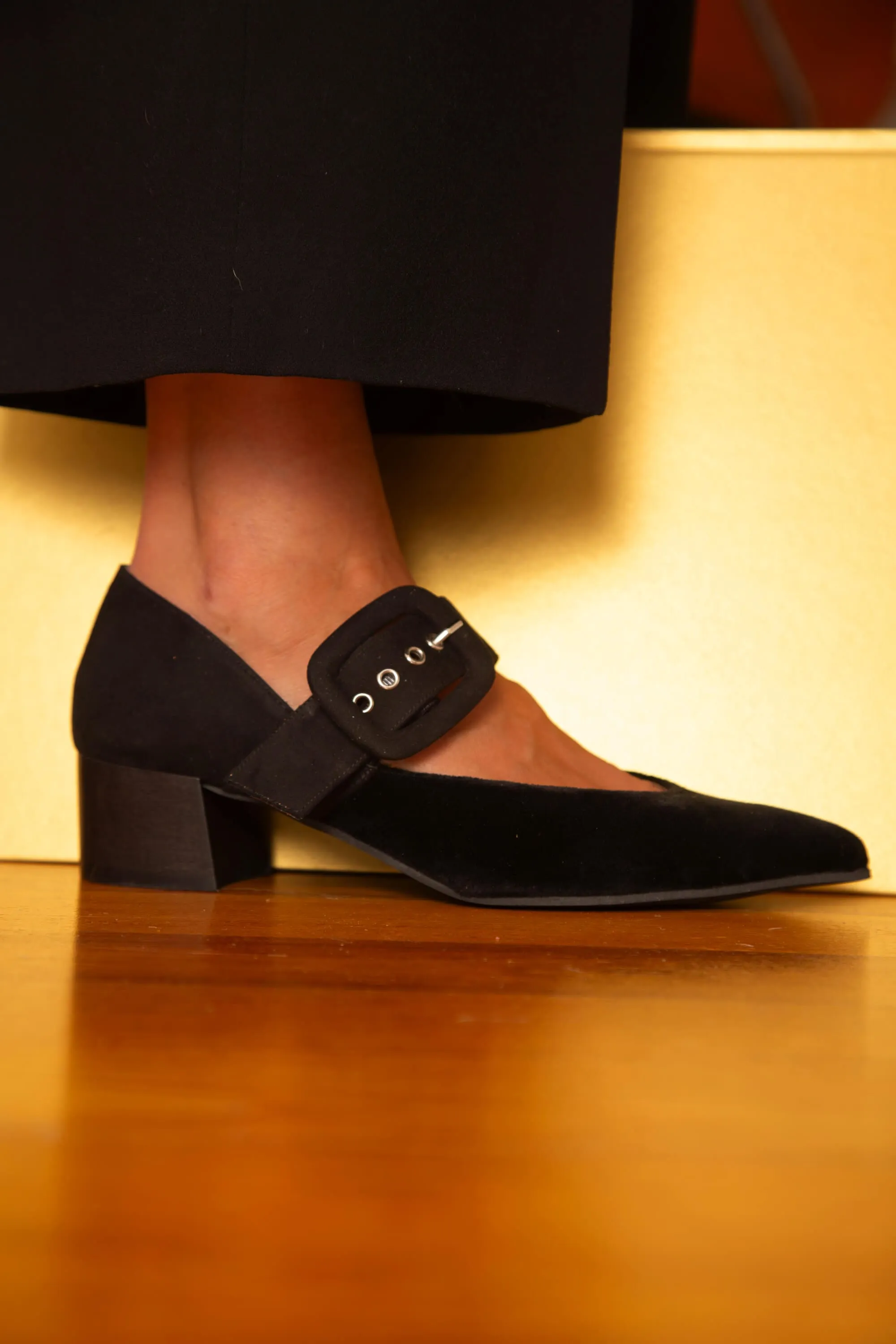 Tulip Öko-Suede Vegane Absatz-Sandalen | Schwarz