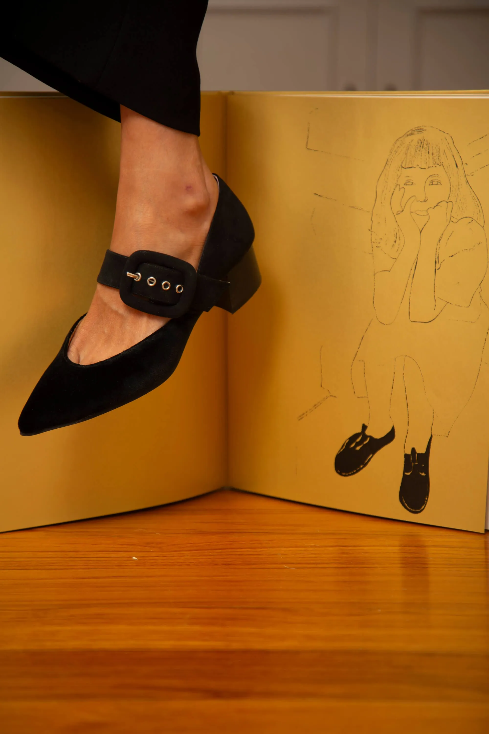 Tulip Öko-Suede Vegane Absatz-Sandalen | Schwarz