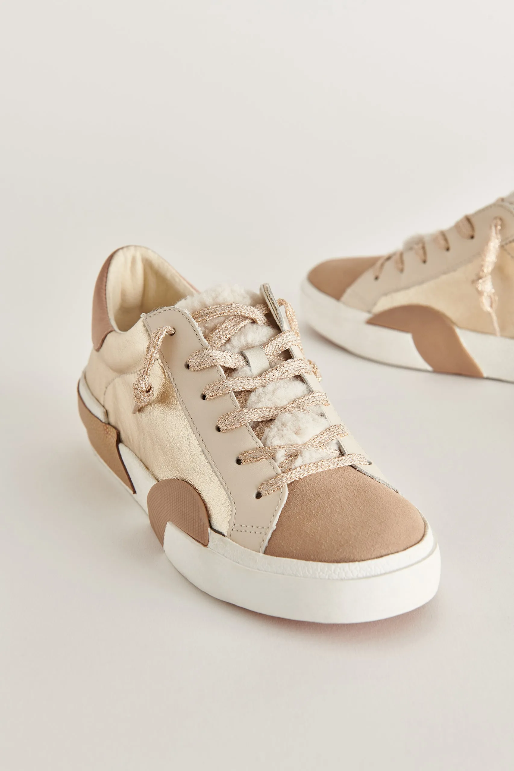 ZINA PLUSH SNEAKER LEDER IN GOLD